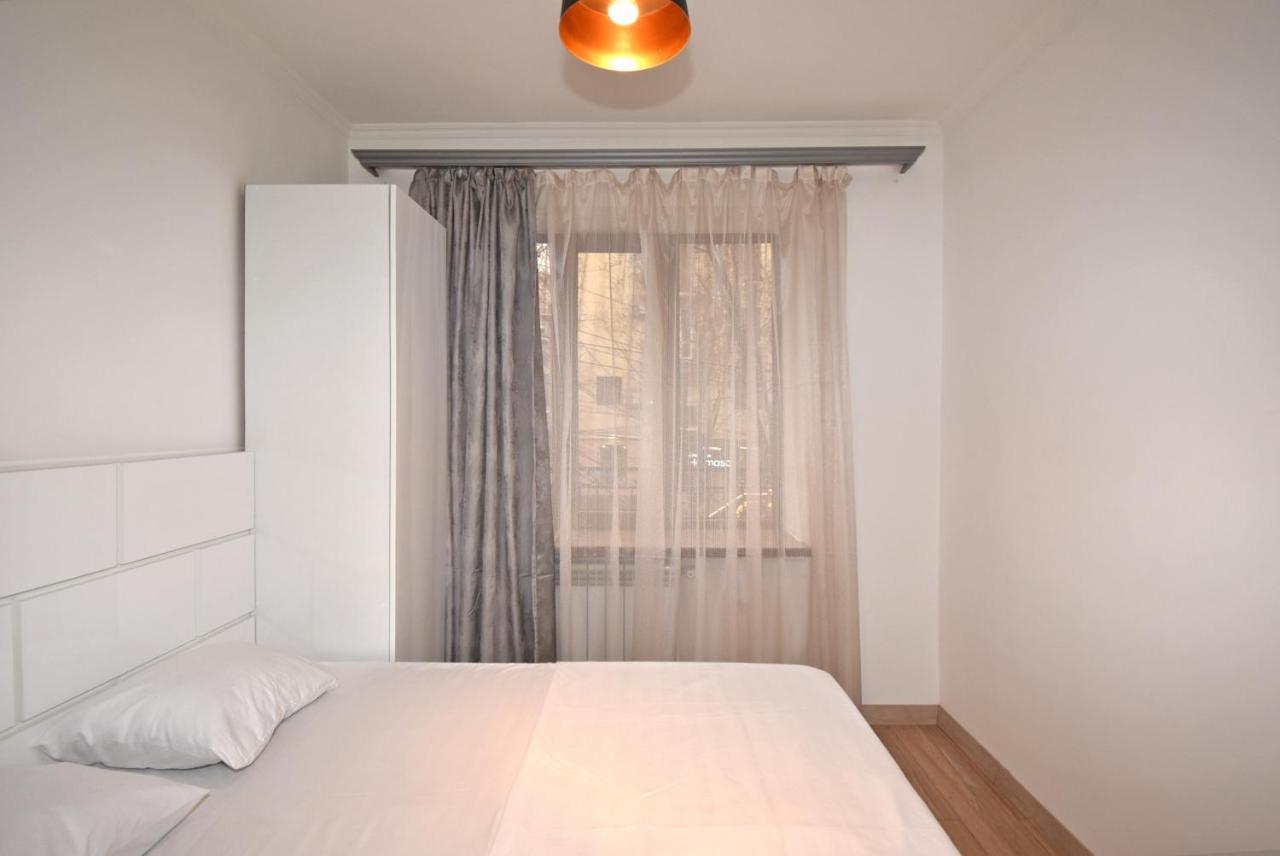 19Tumanyan Excellent Apartment In The Centre Of Capital Erevan Esterno foto